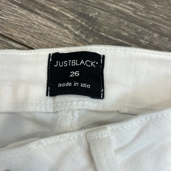 JUST BLACK White size 26 Raw Frayed Step Hem & Distressed Knees Skinny Jean - Picture 2 of 6